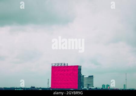 Leere Plakatwand für neue Werbung. Mockup Große Rote leere Plakatwand oder Weiß promotion Poster auf der Outdoor gegen den blauen Himmel backgr Stockfoto