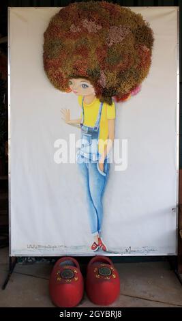 6. Oktober 2021. Holambra, São Paulo, Brasilien. Kunst eines Mädchens mit Blumenhaaren in einem Quadrat. Stockfoto
