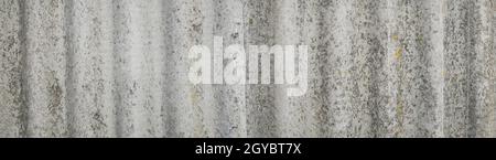 Die Textur des alten grauen, welligen Schieferpflasters. Schieferdach. Verwitterte Oberfläche. Graue Farbe. Retro-Style. Hintergrundbild. Vorlage für Text. Stockfoto