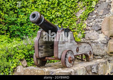 Kanone vor altem Mauerwerk auf Schloss Gleiberg in Wettenberg-Krofdorf-Gleiberg Stockfoto