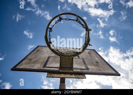 Verwitterter Basketballkorb an einem sonnigen Tag im Sommer Stockfoto