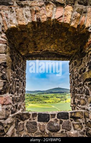 Blick auf die Burgruine vetzberg von der mittelalterlichen Burgruine gleiberg im Sommer mit schönen Mohn-Wiesen Stockfoto