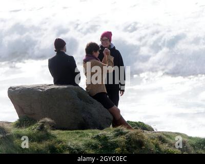 Cornwall UK, Newquay. Drehort am Fistral Beach. Die beiden Hauptdarsteller, darunter Julia Bremerman und Tobias Van Dieken im Romantikdrama, werden gemeinsam und einzeln am und abseits des Sets gesehen. Das deutsche Filmteam FFP New Media produziert eine Rosamunde Pilcher-Geschichte mit dem Titel „Love is Unberechenbar“. Die Sendung wird vom ZDF in Auftrag gegeben. Die Serie ist in Deutschland so beliebt, dass die FFP in Newquay eine feste Basis unterhält und jedes Jahr in Cornwall zwei oder drei Stockwerke pro Saison filmt. 7. Oktober 2021 Stockfoto