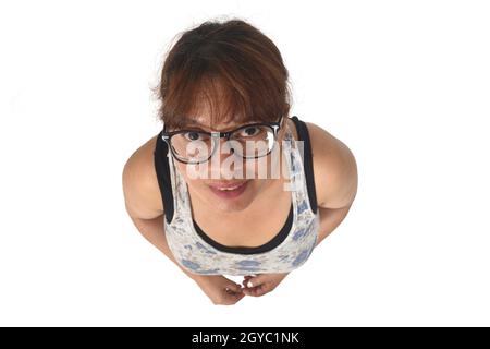 High-Angle-Ansicht einer Frau, die die Kamera isoliert auf Weiß betrachtet Stockfoto