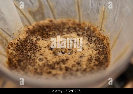 Gemahlener Kaffee im Filter zur Zubereitung von frisch gebrühtem Kaffee. Nahaufnahme Stockfoto