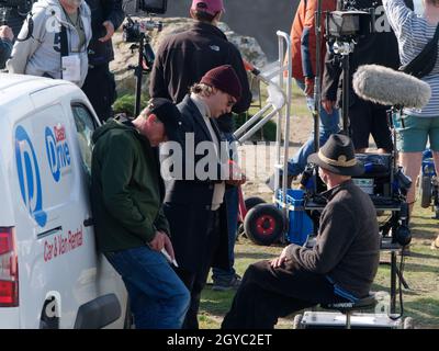 Cornwall UK, Newquay. Drehort am Fistral Beach. Die beiden Hauptdarsteller, darunter Julia Bremerman und Tobias Van Dieken im Romantikdrama, werden gemeinsam und einzeln am und abseits des Sets gesehen. Das deutsche Filmteam FFP New Media produziert eine Rosamunde Pilcher-Geschichte mit dem Titel „Love is Unberechenbar“. Die Sendung wird vom ZDF in Auftrag gegeben. Die Serie ist in Deutschland so beliebt, dass die FFP in Newquay eine feste Basis unterhält und jedes Jahr in Cornwall zwei oder drei Stockwerke pro Saison filmt. 7. Oktober 2021 Stockfoto