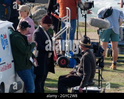 Cornwall UK, Newquay. Drehort am Fistral Beach. Die beiden Hauptdarsteller, darunter Julia Bremerman und Tobias Van Dieken im Romantikdrama, werden gemeinsam und einzeln am und abseits des Sets gesehen. Das deutsche Filmteam FFP New Media produziert eine Rosamunde Pilcher-Geschichte mit dem Titel „Love is Unberechenbar“. Die Sendung wird vom ZDF in Auftrag gegeben. Die Serie ist in Deutschland so beliebt, dass die FFP in Newquay eine feste Basis unterhält und jedes Jahr in Cornwall zwei oder drei Stockwerke pro Saison filmt. 7. Oktober 2021 Stockfoto