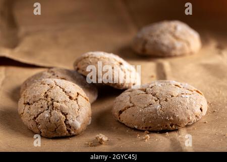 Braune Kekse auf einem Vintage-Papier-Hintergrund - Nahaufnahme Stockfoto