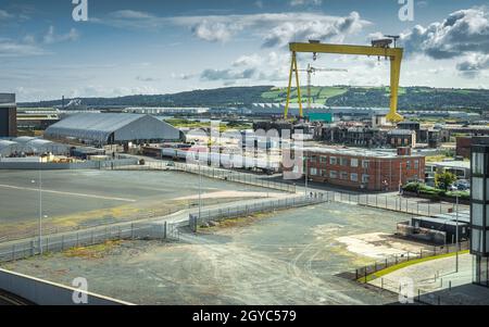 Erhöhter Blick auf Belfast Industrieviertel, Hafen und Docks mit großem gelben Kran, Großbritannien, Nordirland Stockfoto