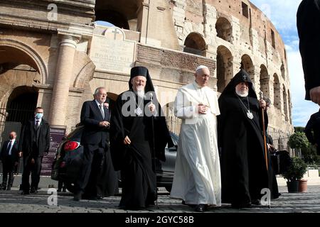 Italien, Rom, Kolosseum, 2021/10/07. Internationales Treffen "Brüder der Völker, zukünftiges Land. Religionen und Kulturen im Dialog " im Kolosseum in Rom . Papst Franziskus schließt sich während des ökumenischen Gebets der Christen den Führern anderer Weltreligionen wie dem großen Imam der Universität Al Azar (Kairo), Al Tayyeb, dem orthodoxen Patriarchen Bartholomaios I. und dem Präsidenten der Konferenz der europäischen Rabbiner Pinchas Goldschmidt an, Zusammen mit buddhistischen und hinduistischen Exponenten am Kolosseum in Rom. Foto von Vatican Pooli/Catholic Press Photo Stockfoto