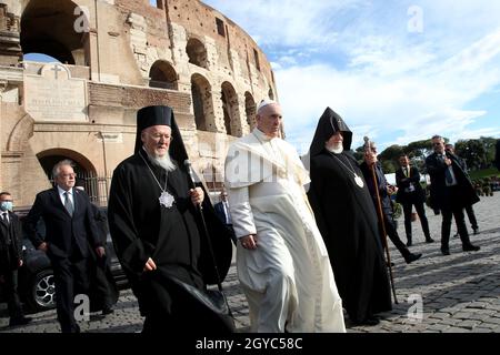 Italien, Rom, Kolosseum, 2021/10/07. Internationales Treffen "Brüder der Völker, zukünftiges Land. Religionen und Kulturen im Dialog " im Kolosseum in Rom . Papst Franziskus schließt sich während des ökumenischen Gebets der Christen den Führern anderer Weltreligionen wie dem großen Imam der Universität Al Azar (Kairo), Al Tayyeb, dem orthodoxen Patriarchen Bartholomaios I. und dem Präsidenten der Konferenz der europäischen Rabbiner Pinchas Goldschmidt an, Zusammen mit buddhistischen und hinduistischen Exponenten am Kolosseum in Rom. Foto von Vatican Pooli/Catholic Press Photo Stockfoto