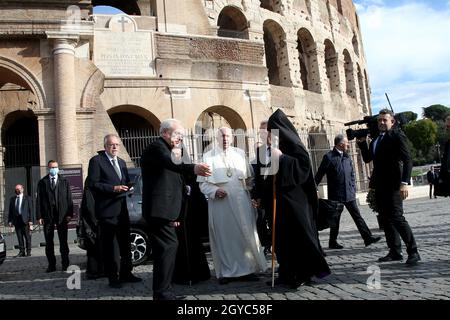 Italien, Rom, Kolosseum, 2021/10/07. Internationales Treffen "Brüder der Völker, zukünftiges Land. Religionen und Kulturen im Dialog " im Kolosseum in Rom . Papst Franziskus schließt sich während des ökumenischen Gebets der Christen den Führern anderer Weltreligionen wie dem großen Imam der Universität Al Azar (Kairo), Al Tayyeb, dem orthodoxen Patriarchen Bartholomaios I. und dem Präsidenten der Konferenz der europäischen Rabbiner Pinchas Goldschmidt an, Zusammen mit buddhistischen und hinduistischen Exponenten am Kolosseum in Rom. Foto von Vatican Pooli/Catholic Press Photo Stockfoto