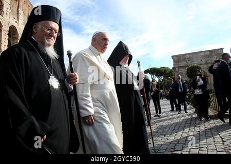 Italien, Rom, Kolosseum, 2021/10/07. Internationales Treffen "Brüder der Völker, zukünftiges Land. Religionen und Kulturen im Dialog " im Kolosseum in Rom . Papst Franziskus schließt sich während des ökumenischen Gebets der Christen den Führern anderer Weltreligionen wie dem großen Imam der Universität Al Azar (Kairo), Al Tayyeb, dem orthodoxen Patriarchen Bartholomaios I. und dem Präsidenten der Konferenz der europäischen Rabbiner Pinchas Goldschmidt an, Zusammen mit buddhistischen und hinduistischen Exponenten am Kolosseum in Rom. Foto von Vatican Pooli/Catholic Press Photo Stockfoto