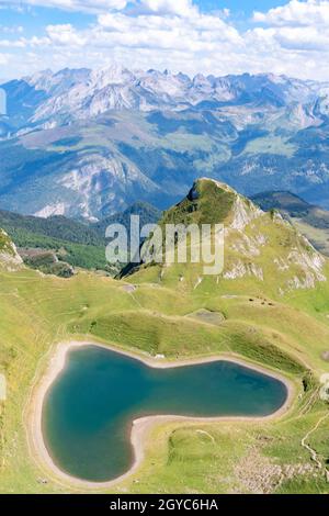 Panoramablick auf den Lac du Montagnon, den berühmten herzförmigen See in den Pyrenäen. Draufsicht aufgenommen im Hochformat Stockfoto