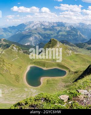 Panoramablick auf den Lac du Montagnon, den berühmten herzförmigen See in den Pyrenäen. Draufsicht aufgenommen im Hochformat Stockfoto
