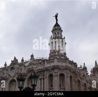 Aufnahme einer Engelsstatue auf der Dachkuppel des Großen Theaters von Havanna, Kuba Stockfoto