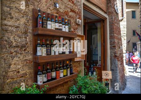 Montepulciano, Toskana, Italien. August 2020. In den Weinläden wird eine reiche Auswahl an erlesenen Weinen angeboten. Stockfoto