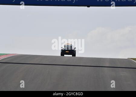 07.10.2021, Istanbul Park Circuit, Istanbul, Formel 1 Turkish Grand Prix 2021, im Bild Aston Martin Medical Car mit der neuen Crew der Formel E Safety Car Fahrer Bruno Correia und Dr. Bruno Franceschini, Da sich der Regular Cast Pilot Alan van der Merwe sowie der Rennarzt Dr. Ian Roberts Corona aufgrund positiver Corona-Tests in Selbstisolation befinden und nicht am Rennwochenende teilnehmen können. Stockfoto