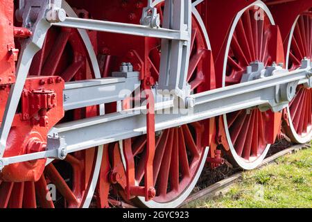 Resita, Rumänien, 14. März 2021: Die großen roten Räder einer alten Lokomotive aus dem 20. Jahrhundert werden im Lokomuseum fotografiert Stockfoto