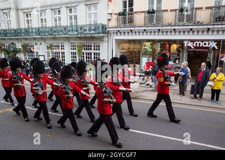 London, Großbritannien. Oktober 2021. Soldaten des 1. Bataillons Coldstream Guards marschieren aus Victoria Barracks, um die Wache im Schloss Windsor zu wechseln. T Stockfoto