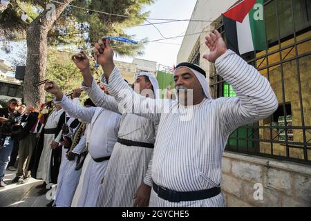 Nablus, Palästina. Oktober 2021. Palästinenser tanzen, als Bauern gekleidet während des Palästinensischen Kulturerbetages, der jedes Jahr als Wiederbelebung des palästinensischen Erbes im Dorf Sebastia, westlich der Stadt Nablus im Westjordanland, gefeiert wird. Kredit: SOPA Images Limited/Alamy Live Nachrichten Stockfoto