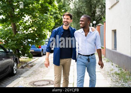 Gay Paar Dating In Jeans. Zu Fuß Auf Der Straße In Der Stadt Stockfoto