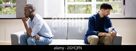 Homosexuell Paar Beziehung Konflikt Und Scheidung. Unglücklich Und Traurig Stockfoto