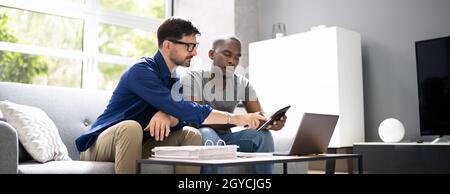 Glücklich Homosexuell Paar Tun Steuern Und Einkommensplanung Mit Rechner Stockfoto