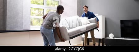 Paar Bewegliche Möbel Im Wohnzimmer. Tragesofa Stockfoto