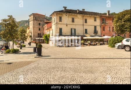 Pella, Novara, italien: 28. August 2018: Seepromenade im alten Dorf Pella am Ufer des Ortasees im Piemont. Stockfoto