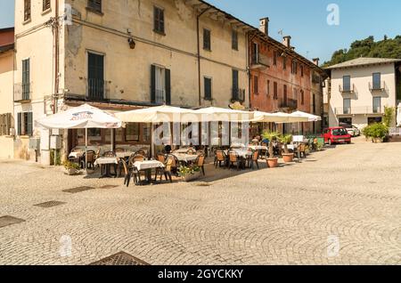 Pella, Novara, italien: 28. August 2018: Seepromenade im alten Dorf Pella am Ufer des Ortasees im Piemont. Stockfoto