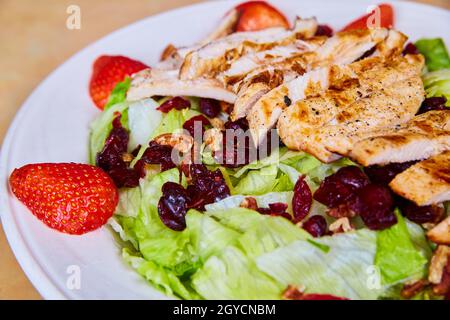 Ein köstlicher Beeren- und Hühnersalat mit Preiselbeeren und Walnüssen Stockfoto