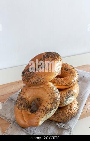 Einige leckere Bagels mit Mohn auf einer Serviette Nahaufnahme. Vorderansicht. Stockfoto