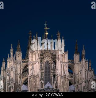Herrliche Aussicht auf den Kölner Dom unter einem dunkelblauen Himmel bei Nacht in Köln, Deutschland Stockfoto