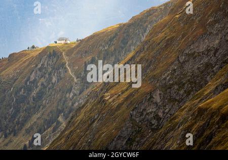 Das berühmte Wahrzeichen Hotel Belalp am Aletschbord neben den steilen Felshängen des Sparrhorns. Stockfoto