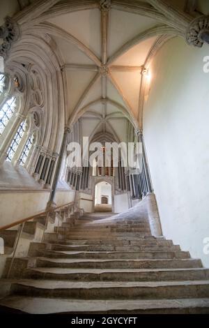 Treppe zum Chapterhouse in Wells Catherdral, Somerset, Großbritannien Stockfoto