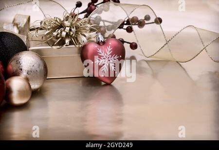 Vintage-Stil Weihnachten Hintergrund mit einem Herz geformte Kugel Stockfoto