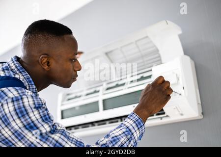 Techniker von AC-Elektrikern bei der Reparatur von Klimaanlagen Stockfoto