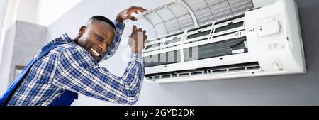 Techniker von AC-Elektrikern bei der Reparatur von Klimaanlagen Stockfoto