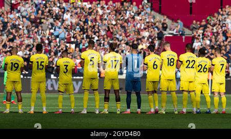 London, Großbritannien. Oktober 2021. Brentford-Team vor dem Premier League-Spiel zwischen West Ham United und Brentford im Olympic Park, London, England am 3. Oktober 2021. Foto von Andrew Aleksiejczuk/Prime Media Images. Quelle: Prime Media Images/Alamy Live News Stockfoto