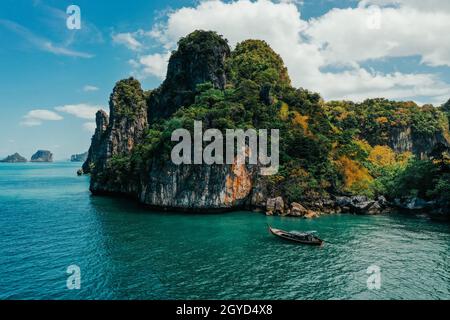 Fischerboot auf dem ruhigen Meer in Koh Hong, Hong Islands Stockfoto