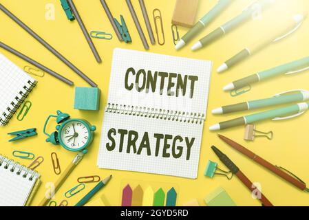 Schreiben Anzeigetext Content Strategie, Geschäftskonzept die Planung Entwicklung und Verwaltung von Inhalten auffällig Schule und Bürobedarf hell Stockfoto