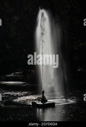 Schlangenbrunnen im Sofievsky Arboretum oder Sofiyivsky Park in Uman, Ukraine, an einem sonnigen Herbsttag Stockfoto