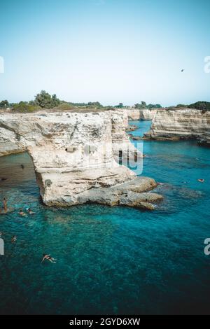 Eine tolle Aussicht auf faraglioni di sant'andrea in apulien Stockfoto