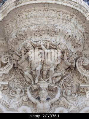 Der Palast von San Telmo Sevilla, Spanien. Sitz der Präsidentschaft der andalusischen Regionalregierung. Atlantes unterstützt Balkon Detail Stockfoto