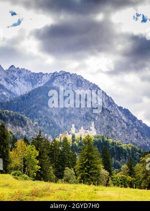 Blick auf das Schloss Neuschwanstein und die umliegenden Berge in Bayern Stockfoto