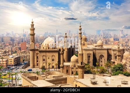 Wunderbarer Blick auf die Moschee-Madrassa von Sultan Hassan von der Zitadelle, Kairo, Ägypten. Stockfoto