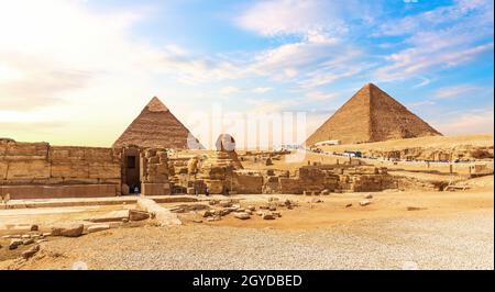 Die große Sphinx und die Ägypten Pyramid Komplex bei Sonnenuntergang, Giza. Stockfoto