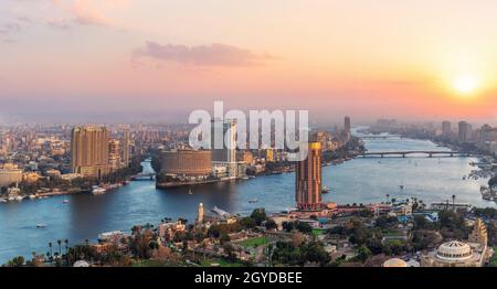 Sonnenuntergang über dem Nil in Kairo Innenstadt, Ägypten. Stockfoto