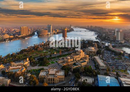 Schöne Aussicht auf die Insel Gezira über den Nil in Kairo bei Sonnenuntergang, Panorama vom Turm, Ägypten. Stockfoto